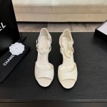 chane* ｜小香25Ss春夏新品 性感珍珠跟高跟凉鞋 很经典百搭的设计 无论什么场合都可以Hold住 任何身高都能驾驭的高度 且不失气场和魅力 特色在于鞋跟