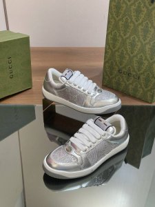 Gucci Screener系列G G水晶运动鞋430顶级代购级别古奇S早春新款 这款全新运动鞋以20世纪70年代的经典运动鞋为灵感打造，巧妙融入了多个Gucc