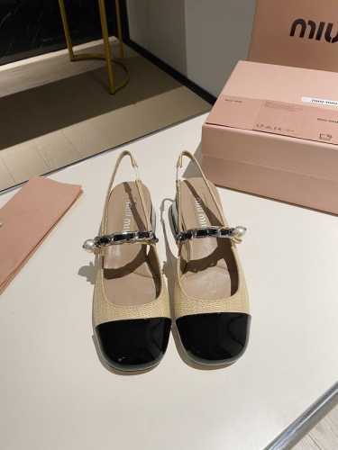 高品质 Miu Miu 2024夏季新款火爆款 全新超美链条装饰搭配 时尚淑女气质十足 双色拼接 又不乏美艳色彩外侧附带弹力象巾 上脚非常方便 鞋面:进口原版面