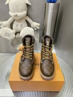 LV踢不烂的联名款确认发售 Louis Vuitton x Timberland靴子。 这双鞋整体还是以Timberland 畅销的大黄靴为原版，再在鞋面上通过