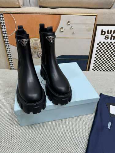 prada 普拉达 k new arrival～ 秋冬短靴 鞋底造型很有线条感，登山鞋底的造型，鞋面简约百搭！ 小短腿大长腿都能轻松驾驭呀 顶级品质 35-41