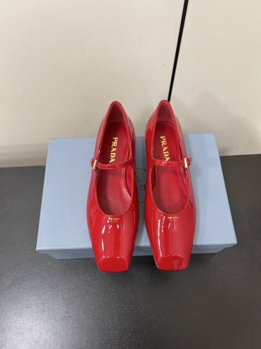 PRADA 普拉达 25ss 春夏新款 平跟方头单鞋简单的设计大概就是它最让人喜欢的点 不是烂大街的那种 很有自己的品牌个性面料：进口小牛漆皮 内里：进口混种羊