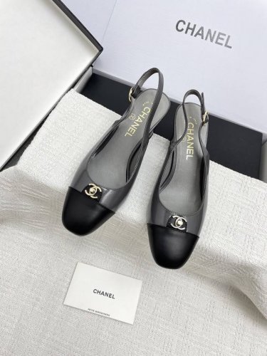 飞机盒10 Chanel香奈儿2025新款双C拼色后空中古凉鞋 这款经典设计；不平凡的双C拥入了多种配色元素 多元化混搭非常好看百搭，上脚非常轻巧 舒适超级秀气