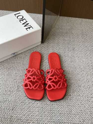 Loewe 罗意威 25Ss 春夏新品拖鞋 简约设计感觉更干净优雅 让你念念不忘 颜色也很耐看 上脚瞬间气质十足气场 简直帅气有型 鞋面采用牛皮印花 内里羊皮垫
