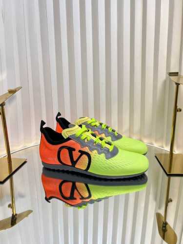 顶级版本: 男款 Valentino 2025华伦天奴最新春季运动鞋！渐变色一体鞋面，Runboot运动轻盈舒适，蓝球鞋、跑步鞋、时尚运动鞋集于一体的多功能设计