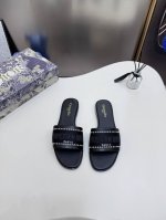 橙子出厂价p dior 迪奥春夏新款 珍珠刺绣平底拖鞋 休闲凉拖 一字拖 这款D-Lane凉拖彰显经典风格 黑色牛皮革鞋面 展示镂空藤格纹图案 饰以金色饰面金属