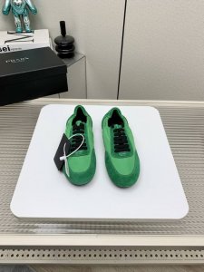 出厂 高版本 Prada 普拉达 25 早春 走秀 休闲 阿甘 德训鞋 出镜率很高的就是这款德训鞋 外形是像芭蕾舞鞋一样的跑鞋，柔软的皮质加上Prada 专属尼