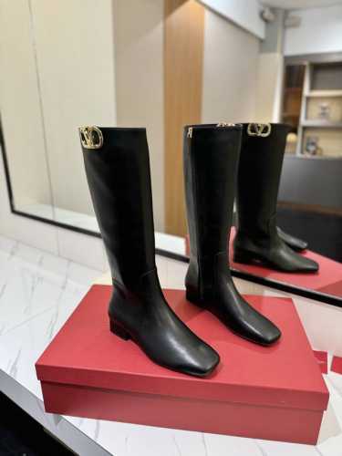VALENTINO GARAVANIVLOGO TYPE ROSSO红V标志靴子 -钯金色调VLOGO TYPE镂空装饰 -侧面拉链开合 -V专柜最新款 顶级