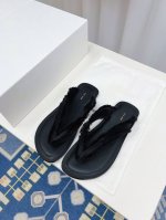 The Row ss 春夏必入单品Muller厚底人字拖鞋简单的风格却自带高级气场的拖鞋 绝对是今年必入款 ， 日常度假都是绝对必不可少 ，随便搭配一下都可以自