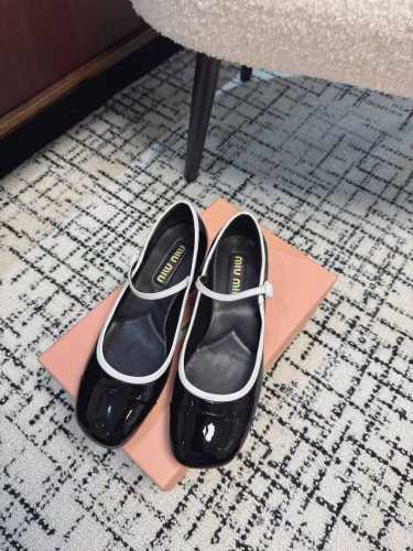 代购级 Miu Miu 24ss 秋冬系列走秀款 为你打造纤细大长腿 鞋型圆润秀气，-点也不笨重，上脚超级舒服，5cm的跟高非常显腿细，脚宽的女生也不怕哦 巨好
