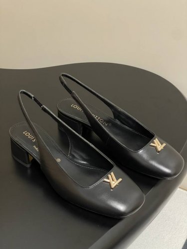 25Ss早春新款Louis Vuitton Lv Swing 最新小矮跟凉鞋最火最新金属跟玛丽珍后空粗跟凉鞋字母标单鞋 选用柔软 皮革塑造易于穿脱的设计，以利落