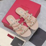 valentino25Ss专柜新品绿松石 铆钉凉鞋平底 粗跟 网红街拍都爱搭配的腔调单品哦~ 跟着时尚达人的步伐来走准没错 搭配上简单或时尚款的衣服穿 鞋面镂空
