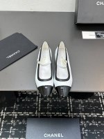 厂价P 顶级版本 小香23K 玛丽珍新品最美系列 香家高级感这块总让人大写的服气 看起来蛮简单的款式 但上脚就莫名很高阶 之前好多人找我要上班的单鞋这款举双手推