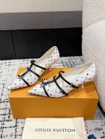 顶级版本Louis Vuitton 路易威登 25春夏尖头高跟鞋鹰嘴小尖头搭配镂空皮条小方扣可调节松紧，Lv五金 “logo”饰以点缀，细节质感特别的高级！犀利