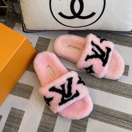 L家 毛拖P: 女款，码数35-40 41.42订做不退换 2024新款 Louis vuitton LV毛拖 官网同步：专柜品质！我家只做全真皮羊羔毛 一款巨 - 点击图像关闭