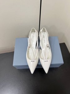 Prada 25ss 早春新款绝美尖头跟鞋 时尚界久违的极简之美经典时尚配色 毫不费力的优雅风来袭 时髦 精致 绝美 包头尖头 开边珠外穿时尚气质简约新款日常拖