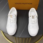 出厂价pp： 品牌：Lv路易威登 标准码：38-44 45订做 等级：官网同款 材料：原版皮料拼接 舒适透气内里 轻便耐磨运动大底 款式类别：男士时尚休闲鞋 跑