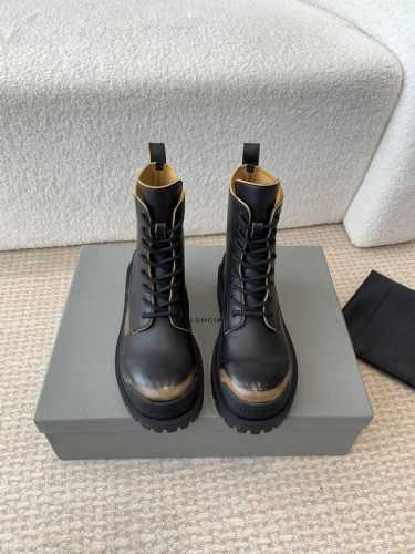BALENCIAGA 巴黎世家 24ss 秋冬新款系带马丁靴 复古擦色做旧松糕厚底短靴！ 看着硬朗 但上脚舒适 个性帅气的的同时 不失舒适感 擦色做旧复古！ 工