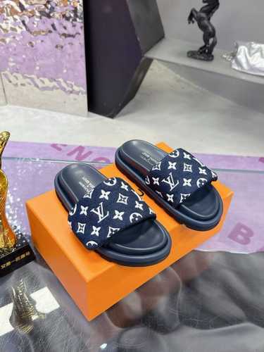 Lv情侣款 拖鞋系列 2025 最新款 L*V驴牌25Ss新品情侣款老花懒人 面包厚底拖鞋这款真的人有钱人的拖鞋啊 一看就很贵 而且不撞款呆萌的面包鞋型 对脚宽