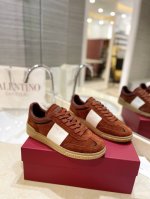 出厂男女同 Valentino专柜同步新款德训鞋低帮休闲运动鞋 专业高端，完美复刻，品质一流！ 全部采用原版1:1材料制作，独家开模！ 面料高丝光牛猄 Tpu材