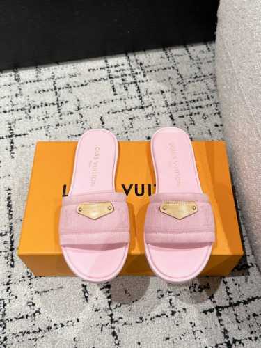 Louisvuitton 25 春夏新款 村上隆联名 平底凉拖 很难不怀疑是不是借鉴了唐朝的唐三彩作为基础，创新成Lv经典标志Logo，采用彩色以及鞋面的大面积