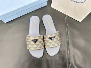 橙子出厂价 Prada 普拉达春夏新款 复古刺绣平底拖鞋 一字带拖鞋 沙滩凉拖 码数：35-42