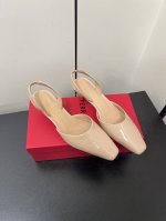 Ferragamo菲拉格慕专柜夏季系列新品镂空金属跟 后空凉鞋 鞋型线条流畅 版型超赞 上脚舒适.**.显瘦.拉长腿部线条进口小牛皮，小羊皮内里 意大利高密度真