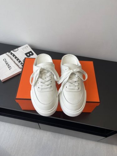 Hermes 爱马仕 H系带新品 一脚蹬 半拖鞋 工艺极致 同步专柜上新.鞋子的每一个细节都特别用心 相当惹眼 雅致的拼接元素 凸显不俗的气质！ 时尚飞织系带方