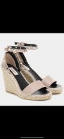 390 官网图 Valentino Garavani 荔枝牛皮系带坡跟凉鞋 - 金属效果工艺处理铆钉装饰 - 麻绳包裹坡跟 - 可调节小牛皮系带 - 坡跟防水台