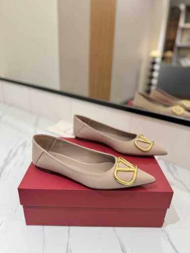 出厂价： Valentino 华伦天奴推出全新平底单鞋系列，一鞋2穿上脚非常修脚型 重点是很好非常好驾驭 不磨脚不累脚 行走神器！ 金属VLOGO钻扣元素，满满