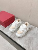 valentino华伦天奴 new arrival～ V家厚底运动鞋 鞋面：进口定制牛皮羊羔毛搭配 大底：tpu材质大底质感拉满！ 内里：羊羔毛内里 上脚真的超