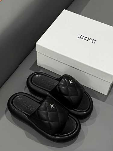 橙子出厂价 SMFK 2024新款 十字花系列面包拖鞋 厚底凉拖 抢先首发，上脚萌到我了，非常可爱，简单百搭的极简风国潮，新作继承了诸多品牌制胜的流行元素，势必
