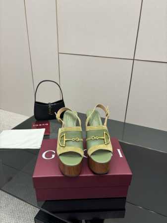 gucci2025夏季最新D字浅金马衔扣人字夾趾凉鞋 这款女士夹趾凉鞋搭配饰经典大D新马衔扣细节金色调配件 彰显品牌传承 尽显别样魅力 采用精致羊皮打造 设计优 - 点击图像关闭