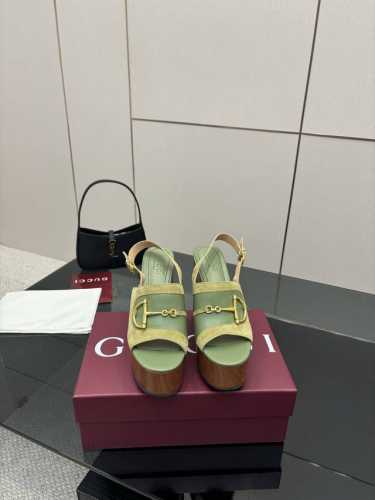 gucci2025夏季最新D字浅金马衔扣人字夾趾凉鞋 这款女士夹趾凉鞋搭配饰经典大D新马衔扣细节金色调配件 彰显品牌传承 尽显别样魅力 采用精致羊皮打造 设计优