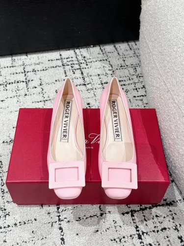 顶级版本 Roger Vivier 25S Rv新款 U Look 方扣小跟漆皮单鞋 优雅精致 脚感舒适 鞋型非常修饰脚型 流畅线条尽显高级感 上脚精致又减龄