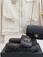 厂价 Chane*｜小香25C春夏新品 链条双C懒人拖鞋 今年小香推出全新夏日度假系列拖鞋～ 不管是出街、家居都可以轻松搭配 毛巾料的质地 对脚丫实在太友好啦