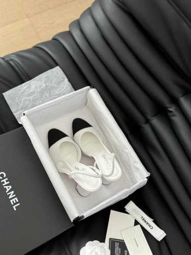 代购级 高跟版面 Chanel 经典Slingback后空凉鞋 前几年一直在做这个款 今年我们还是重新购版，再次精细Copy。 发现新版面的鞋面线条和形体舒适度