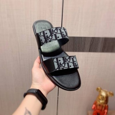 拖鞋: 新款:厂价 迪奥* 高版本 系列拖鞋顶级代购男士 专柜同步发售，意大利进口原版精选牛皮，做工考究， ，鞋底： 超舒适 原厂特供原版底，独家双层活动成型底