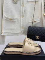 厂价 Chane*｜小香25C春夏新品度假 厚底链条双C拖鞋 这一季度假凉拖系列真的超美！ 搭配链条双C五金装饰 简约百搭 上脚超级美的 怎么看怎么好看 Go