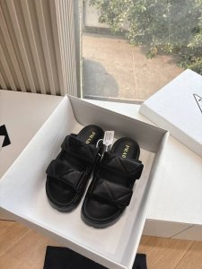所见即所得G036最新系列！Prada 普拉达博肯面包鞋2025春夏新款厚底凉鞋魔术贴三角扣面包包头半拖鞋 最新走秀系列 经典升级 舒适度与时髦度并存 每个颜色