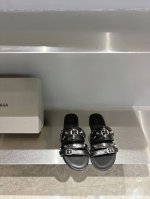 balencia*2025春夏新款金属铆钉平底拖鞋 这双Cagole凉鞋鞋型是淑女拖鞋上面的铆钉又超级朋克街头简直太别致了 Ins爆款 鞋面采用原版订做牛皮 内