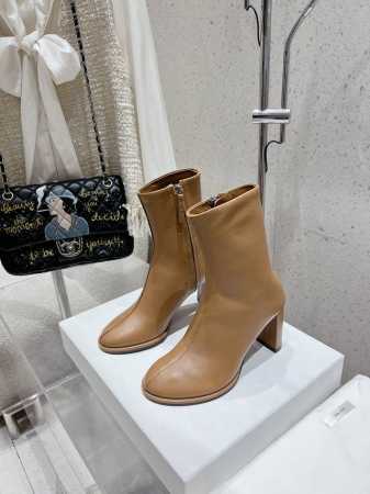 顶级版TheRow 秋冬光面高跟短靴。原版购入 顶级还原。鞋面原版定制进口混种透染小羊皮超柔软绵羊皮内里垫脚。上脚超舒服超修脚。面料包边意大利透染真皮大底 原版 - 点击图像关闭