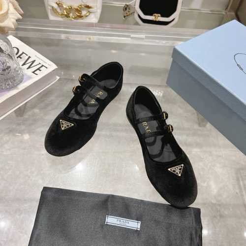 出厂价p prada 普拉达2025Ss春夏新品 闪亮登场 玛丽珍平底芭蕾舞鞋 柔软舒适 ，小红书各大博主推荐，妥妥的学院风通勤1-1开发 圆头金色三角标扣 面