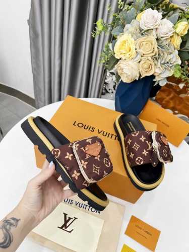 Louis Vuitton驴牌爆款 浮雕Logo 压花 凉拖鞋 本款 pool pillow Comfort 平底凉拖取材科技织物 以高频压印技术重绎 Mono