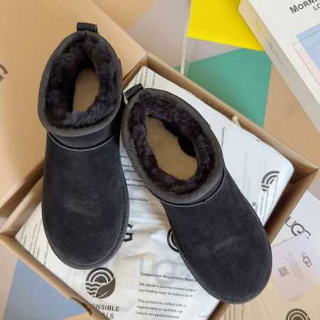 顶级版本： UGG 油叽叽 经典款 厚底 超短靴 雪地靴 原版购入开发 做货 UGG这款高跟雪地靴真的打破了传统以来厚底靴的风格，太有设计个性了，深得少女心啊哈 - 点击图像关闭