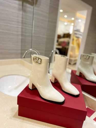 VALENTINO GARAVANIVLOGO TYPE ROSSO红V标志靴子 -钯金色调VLOGO TYPE镂空装饰 -侧面拉链开合 -V专柜最新款 顶级