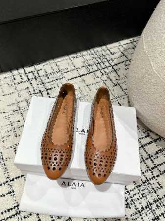 380 Alaia 25 新品 牛皮经典复古冲孔平底单鞋 阿莱亚经典复古镂空平底凉拖～满满的少女风，既摩登又复古的味道～非常的简约大气，不管半身裙，连衣裙～还是 - 点击图像关闭