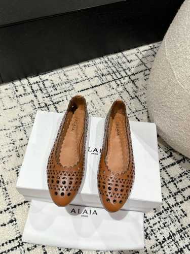 380 Alaia 25 新品 牛皮经典复古冲孔平底单鞋 阿莱亚经典复古镂空平底凉拖～满满的少女风，既摩登又复古的味道～非常的简约大气，不管半身裙，连衣裙～还是