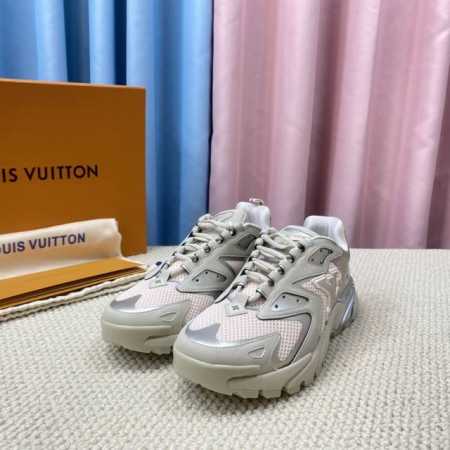 顶级版本LV Sprint 运动鞋亮相于 3新款男装秀场，以轻盈科技面料烘托 Monogram 花卉的抽象演绎，辅以足球鞋的流线型设计。LV 字母和 Monog - 点击图像关闭