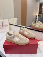 出厂男女同价: Valentino专柜同步新款德训鞋低帮休闲运动鞋 专业高端，完美复刻，品质一流！ 全部采用原版1:1材料制作，独家开模！ 面料牛皮 Tpu材质